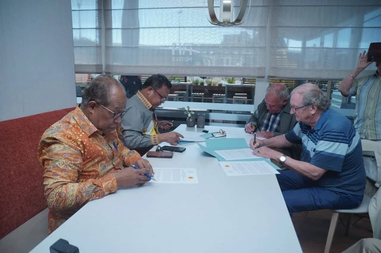 Penandatanganan MoU antara PACE Collection Foundation dan Universitas Cenderawasih terkait pengalihan dan pemulangan koleksi warisan budaya Papua di Belanda ke Museum Loka Budaya Papua Uncen.