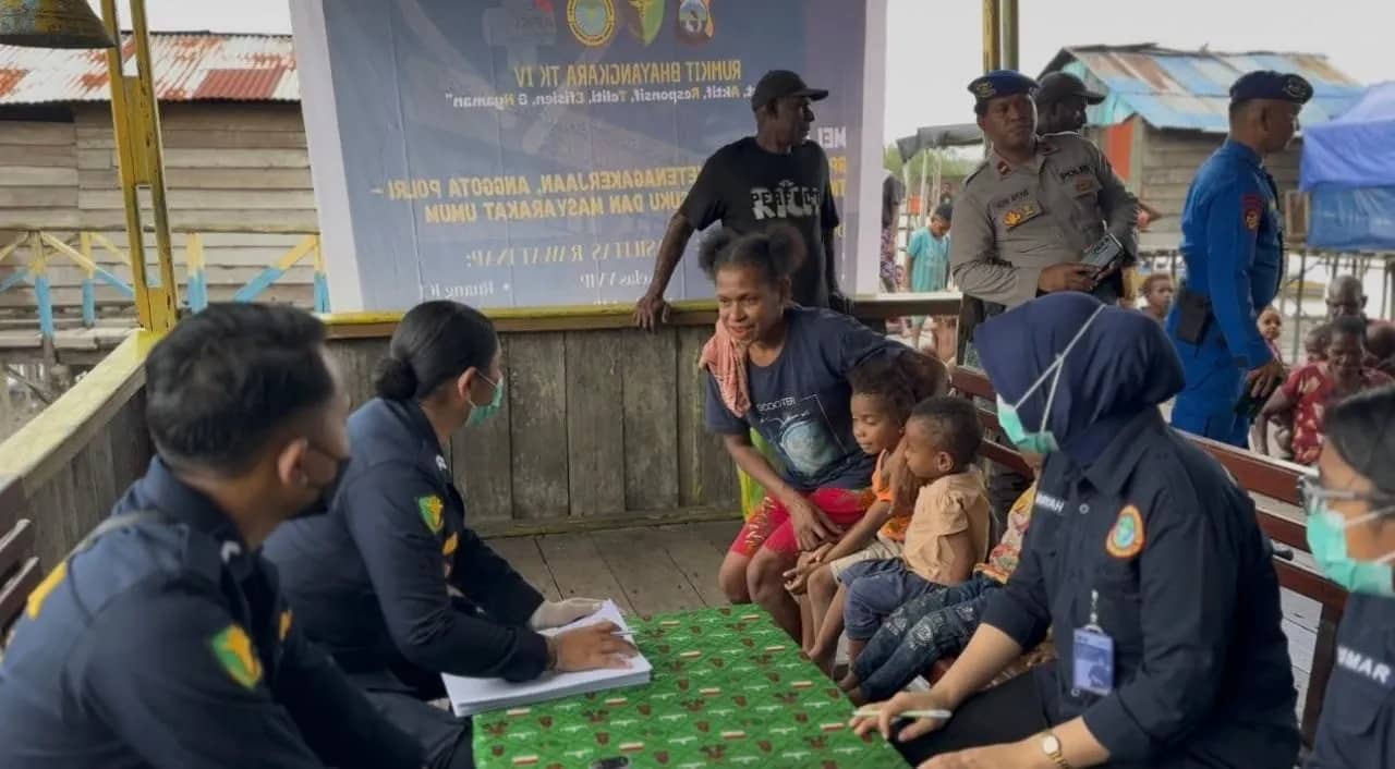 Bakti kesehatan dan pengobatan gratis bagi masyarakat di Kampung Kekwa, Pomako, Distrik Mimika Tengah, Kabupaten Mimika, Rabu (17/6).