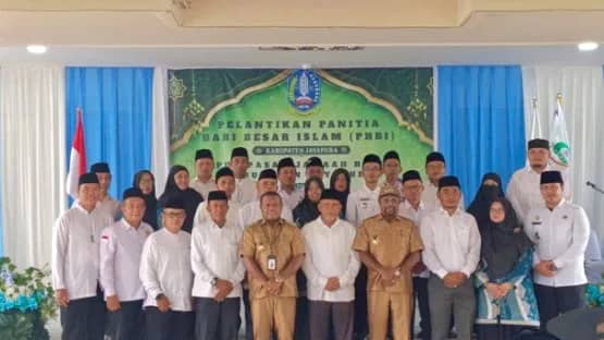 Bupati Jayapura, Dr. Yunus Wonda, S.H., M.H., bersama Wakil Bupati Jayapura Haris Richard Yocku, S.H., saat foto bersama dengan pengurus Panitia Hari Besar Islam (PHBI) Kabupaten Jayapura yang dirangkaikan dengan pelepasan Jemaah Haji Kabupaten Jayapura tahun 2026, serta kegiatan halal bihalal Pemerintah Daerah Kabupaten Jayapura yang dilaksanakan di Halaman Kantor Bupati Jayapura. Selasa (28/04/2026)