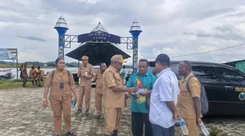 Bupati Jayapura bersama para Kepala Organisasi Perangkat Daerah (OPD) meninjau langsung kondisi luapan air danau yang mengakibatkan sejumlah rumah warga terendam di beberapa titik