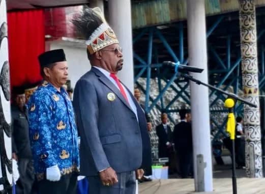 Upacara langsung dipimpin oleh Bupati Jayapura Bupati Jayapura, Dr. Yunus Wonda, S.H., M.H.