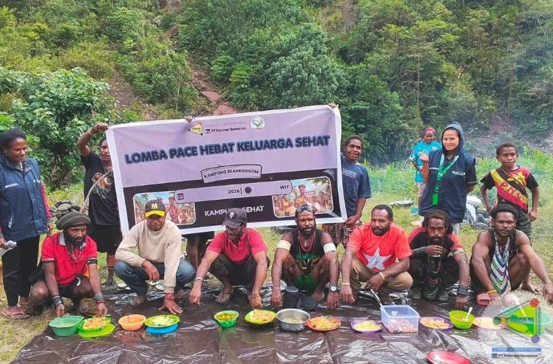 Para Kepala keluarga saat mengikuti lomba Pace Hebat Keluarga Sehat yang digelar Yayasan Ekologi Papua, mitra program Kampung Sehat YPMAK.