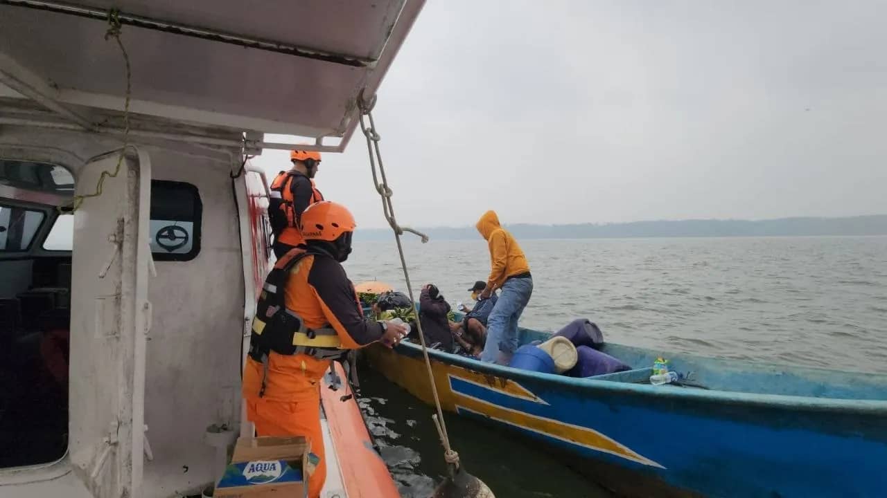Tim SAR sedang mengevakuasi para penumpang long boat