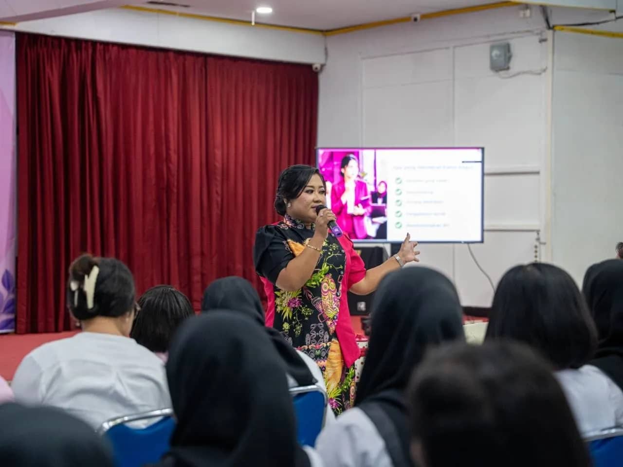 Founder Pesona Pariwisata Papua Training Center, Ika Palimbunga, menyampaikan materi public speaking dalam workshop Inspiring Srikandi. Peserta dibekali keterampilan komunikasi, penggunaan bahasa tubuh, serta cara menyampaikan pesan secara efektif di lingkungan kerja.