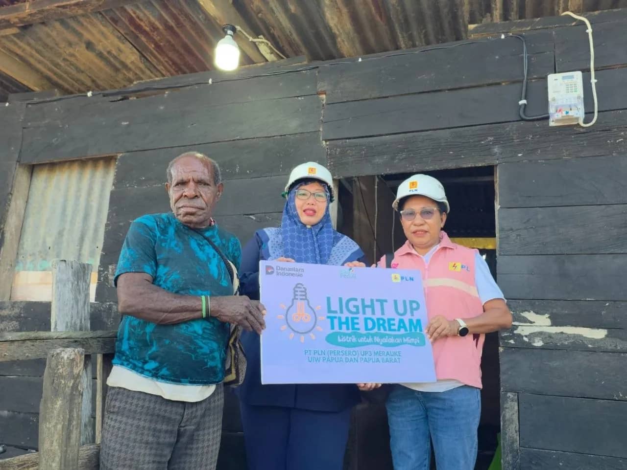 Penyerahan secara simbolis bantuan program _Light Up The Dream_ kepada salah satu keluarga penerima listrik gratis di Kelurahan Kamundu, Merauke. PLN berharap hadirnya akses listrik mandiri dapat mendukung aktivitas keluarga, meningkatkan kenyamanan, serta membuka peluang bagi kehidupan yang lebih baik dan sejahtera.