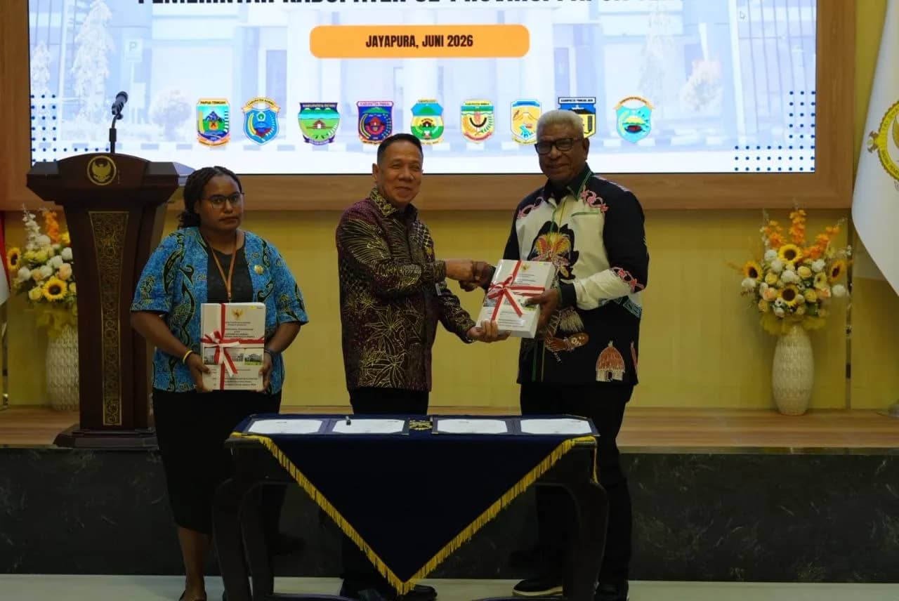 Bupati Mimika, Johannes Rettob menerima LHP yang diserahkan oleh Kepala BPK RI Perwakilan Papua Tengah, Subagyo, Ak., M.Si., CSFA, ACPA, CA, CPSAK.