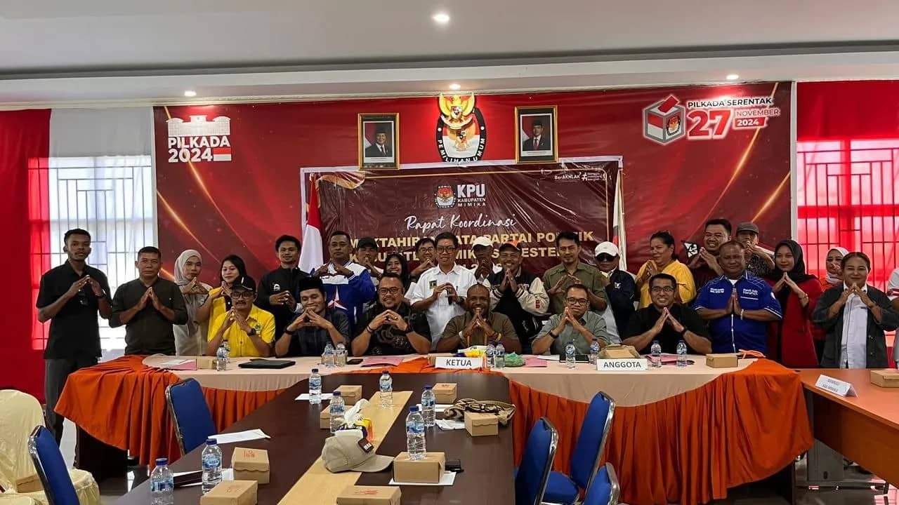 Foto bersama peserta Rapat Koordinasi Pemutakhiran Data Partai Politik Semester I Tahun 2026 di Kantor KPU Mimika, Kamis (18/6).