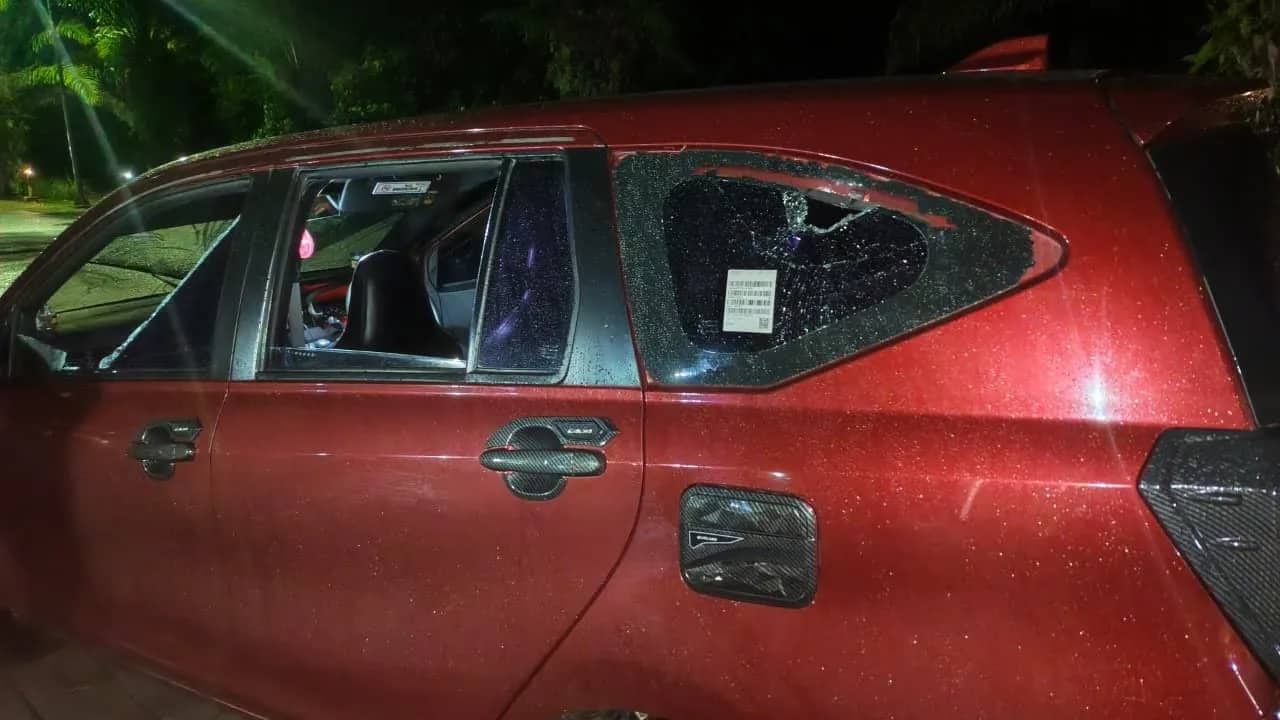 Ilustrasi berita Mimika: Mobil Maxim Dikejar dan Dilempari OTK di Jalan Poros Kwamki Narama, Kaca Belakang dan Samping Kiri Hancur