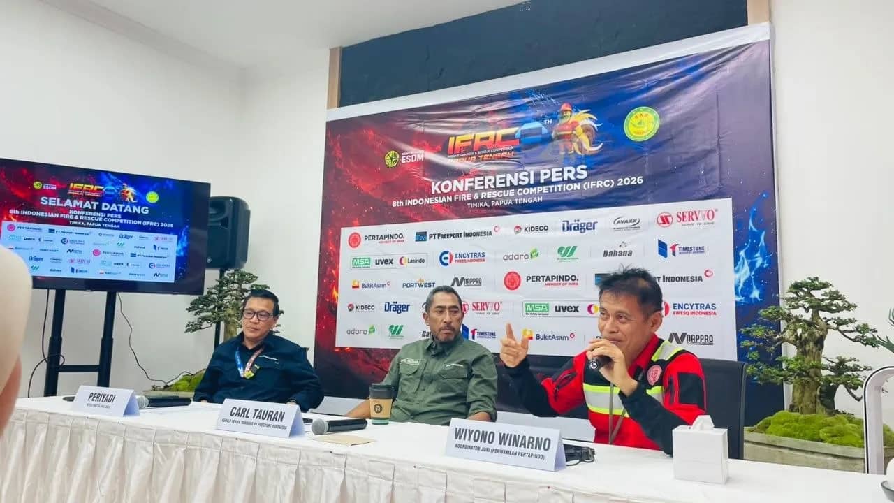 Kepala Teknik Tambang PT Freeport Indonesia Carl Tauran, Ketua Panitia IFRC 2026 Periyadi, dan Koordinator Juri IFRC 2026 dari PERTAPINDO Wiyono Winarno saat konferensi pers persiapan 8th Indonesian Fire & Rescue Competition (IFRC) 2026 di Mimika, Papua Tengah.