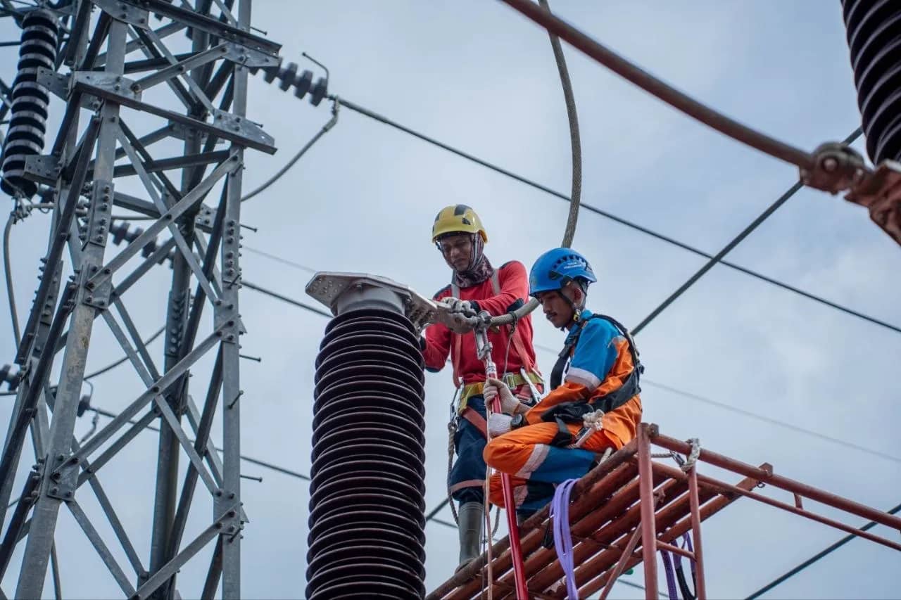 Petugas PLN tengah melakukan pemeliharaan rutin di Gardu Induk 150 kilovolt (kV) Holtekamp, Jayapura.