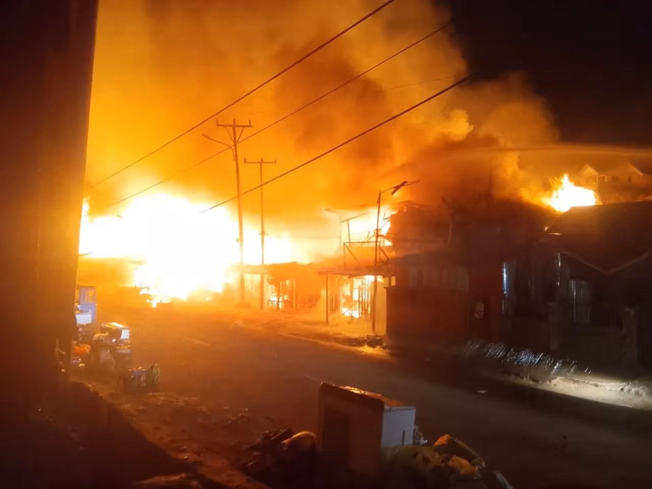 Tampak pasar di Paniai Timur yang terbakar.