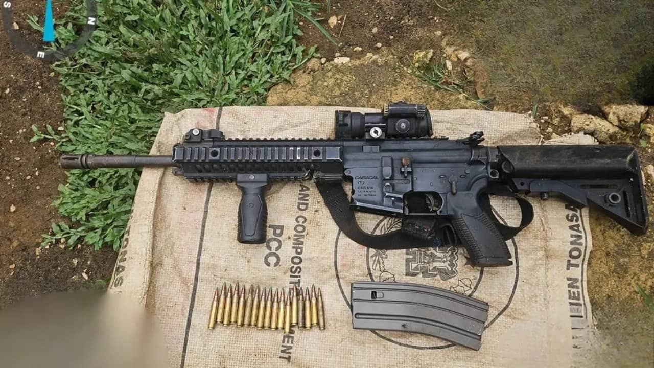Senjata api jenis Caracal beserta 17 butir amunisi kaliber 5,56 mm yang berhasil diamankan kembali oleh tim gabungan Koops TNI Habema di wilayah Kabupaten Maybrat, Papua Barat Daya.