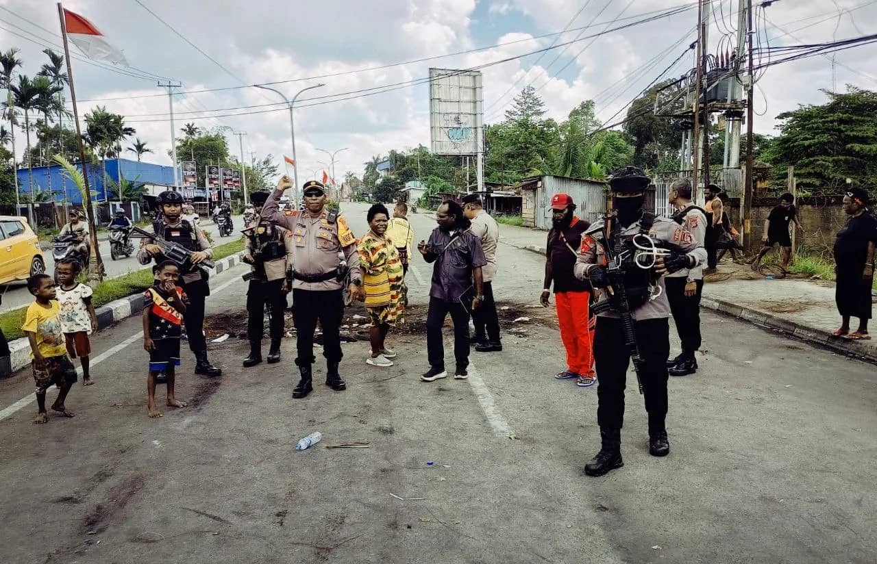 Pembukaan palang jalan Cenderawasih depan perumahan Pemda oleh warga bersama aparat Kepolisian
