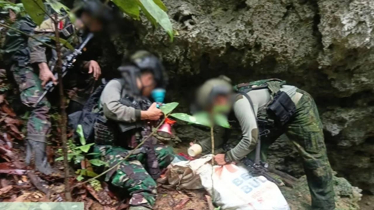 Tampak personil Satgas TNI Koops Habema saat mengambil senjata yang disembunyikan.