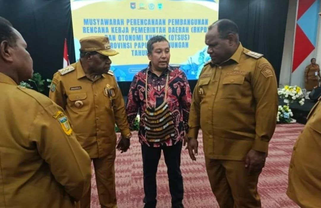 Deputi Bidang Infrastruktur Kementerian PPN/Bappenas Abdul Malik Sadat Idris berbincang dengan beberapa kepala daerah di wilayah Papua