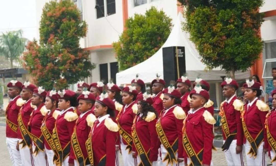 Siswa Sekolah Rakyat Terintegrasi 76 Mimika menujukan aksi baris berbarasis pada peringatan Hari Ulang Tahun (HUT) ke I Sekolah Rakyat Terintegrasi 76 Mimika