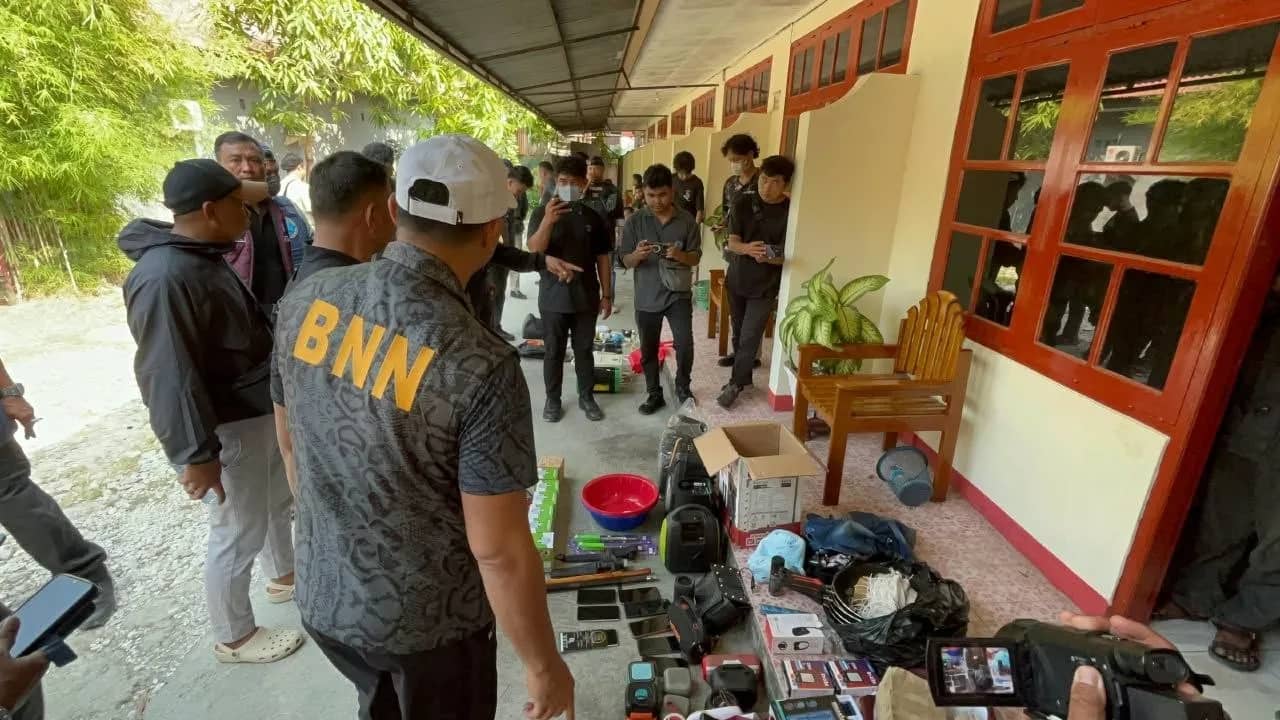 Polisi ketika mengamankan 10 warga dari sarang narkoba di Jayapura
