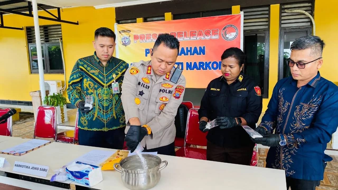 Kapolres Mimika, Billyandha Hildiario Budiman, memimpin pemusnahan sabu di Mapolres Mimika, Jalan Agimuga Mile 32, Kamis (4/6).