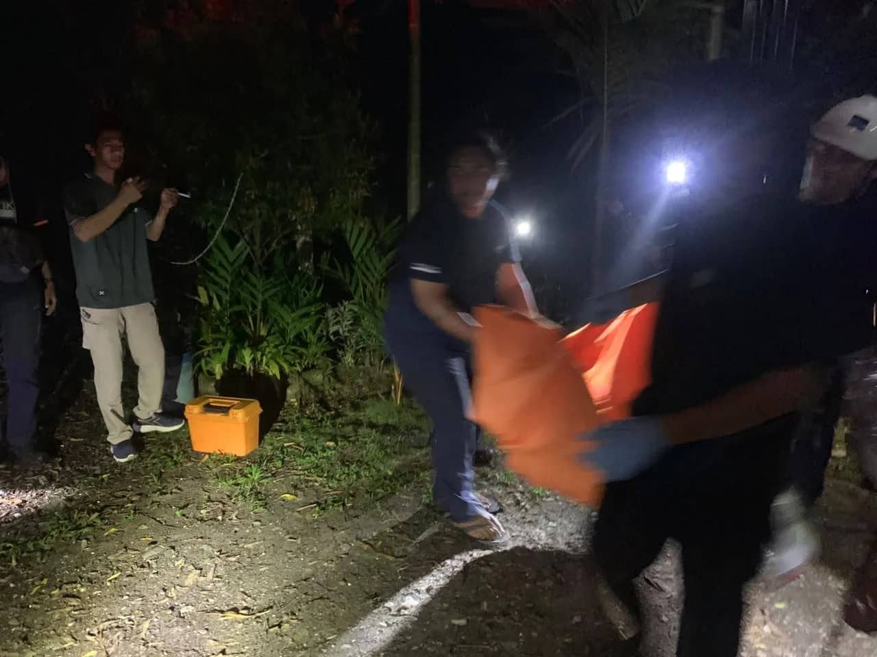 Polisi mengevakuasi jenazah korban, Sabtu (26/9).
