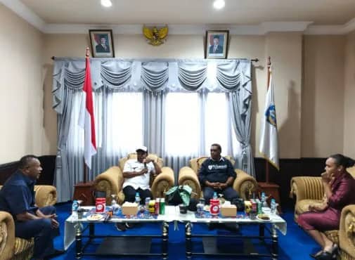 Tampak Bupati Jayapura, Dr. Yunus Wonda, SH, MH di dampingi Plt. Sekda Kabupaten Jayapura, Dr. Yusup Yambeyabdi, ST, MT sedang berdiskusi bersama Anggota DPRP Fraksi Kelompok Khusus, di Ruang Rapat VIP Bupati Jayapura, Rabu (11/3/2026)
