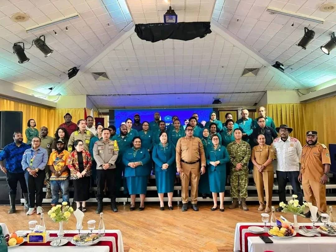 Ketua TP-PKK Mimika Ny. Suzy Herawaty Rettob bersama Wakil Ketua TP-PKK Mimika Ny. Periana Kulla Kemong, Kepala Distrik Tembagapura Dev Richard Tatiratu, serta pengurus TP-PKK Kabupaten dan Distrik Tembagapura berfoto bersama usai pelantikan pengurus TP-PKK Distrik Tembagapura, Selasa (27/10/2026).