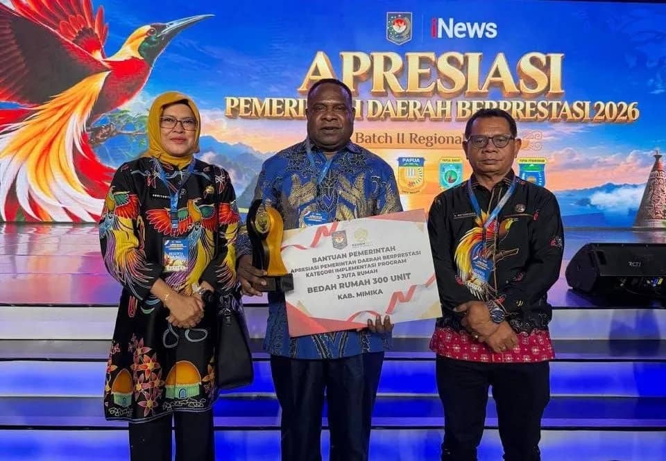 Pj Sekda Mimika Dr. Abraham Kateyau, SE, MH mewakili Bupati Mimika menerima hadiah pada Apresiasi Kinerja Pemerintah Daerah Berprestasi 2026 Batch II Regional Papua di Royal Glasshouse, Park Hyatt Jakarta, Senin (28/9/2026).