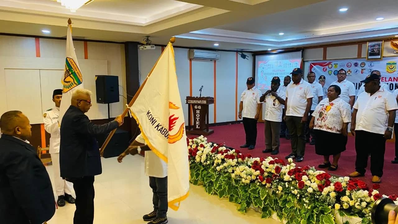 Bupati Mimika Johannes Rettob saat melantik 18 Koordinator KONI tingkat distrik se-Kabupaten Mimika masa bakti 2026-2030 di Hotel Cendrawasih 66 Timika, Sabtu (5/9).