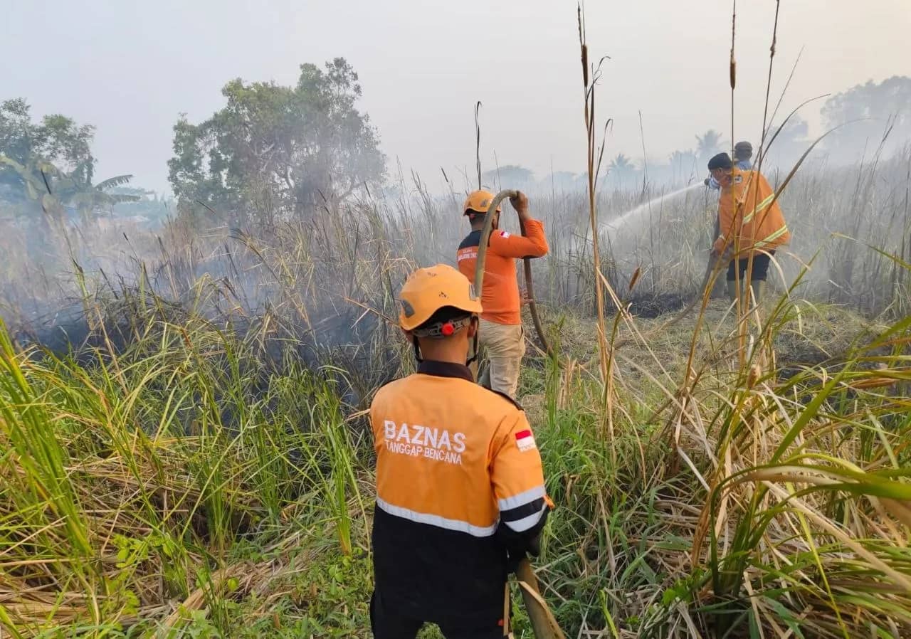 Lima personel Relawan Baznas Tanggap Bencana Kabupaten Mimika bersama Relawan Mimika Respon Cepat yang dipimpin Arie Agung Perdana berjibaku bersama petugas Pemkab Merauke dalam penanganan kebakaran hutan dan lahan (karhutla) di Kabupaten Merauke, Papua Selatan.