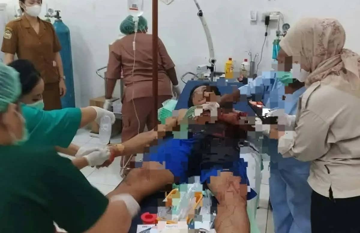 Salah satu korban serangan saat menjalani perawatan medis.