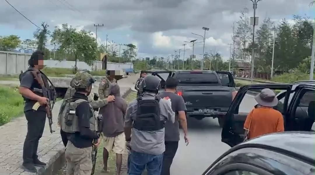 Personel gabungan mengamankan R.M. dan D.M. di Jalan Jenderal Sudirman, Kota Dekai, Yahukimo, dalam pengembangan kasus pembunuhan Bripka Anumerta Fredy Lukas Awes, Rabu (19/8/2026).