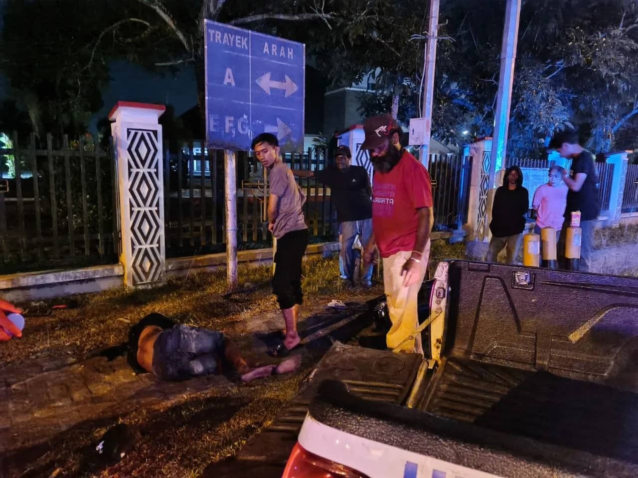 Tampak korban tergeletak usai mengalami kecelakaan di Pertigaan Gereja Katedral Tiga Raja, Kabupaten Mimika, Kamis (17/9).