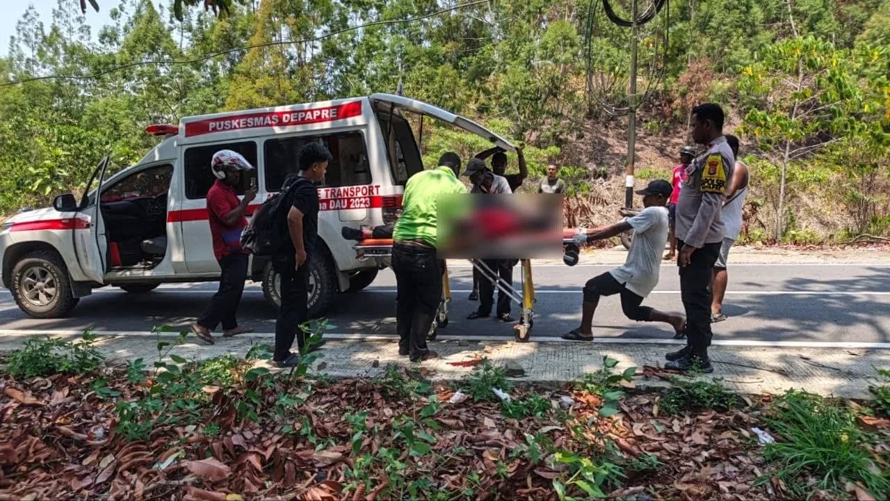 Korban kecelakaan tunggal di Jalan Raya Sentani–Depapre, Kampung Waya, Distrik Depapre, Kabupaten Jayapura, Kamis (8/10/2026) sedang dievakuasi
