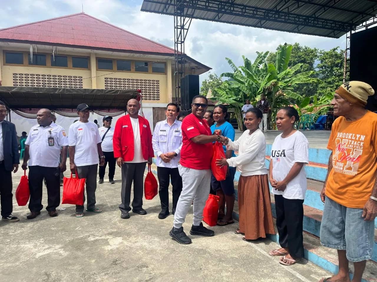 Sekretaris Jenderal Barisan Merah Putih , Ali Kabiyai saat menyerahkan bantuan ke mama mama