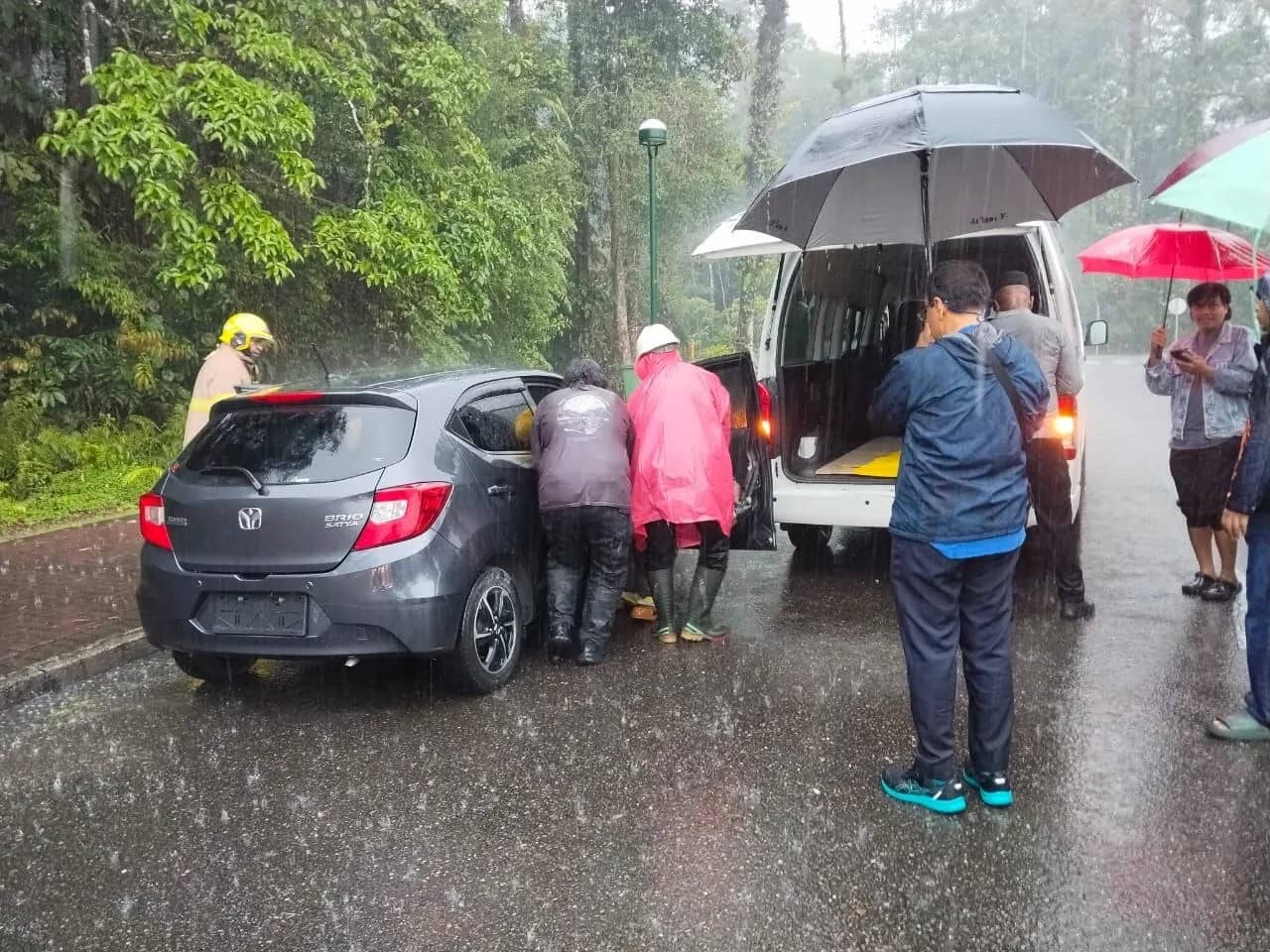 Penemuan mayat pria di dalam mobil kompleks alun-alun Kuala Kencana, Distrik Kuala Kencana, Kabupaten Mimika, Sabtu (3/10) pagi.