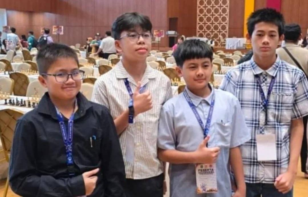 Empat orang atlet junior dari Mimika yang dikirim oleh Pengkab Percasi Mimika ke Kejurnas Catur ke-51 di Kota Serang