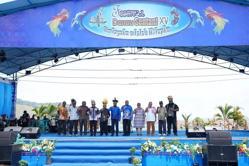 Gubernur Papua Matius Fakhiri bersama Bupati Jayapura Yunus Wonda bersama Forkopimda Papua saat membuka kegiatan Pra FDS di Khalkote Sentani Timur
