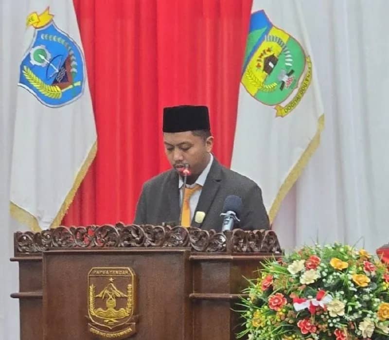 Sekretaris Fraksi Papua Tengah Sejahtera DPR Papua Tengah, Ardi, S.T., M.IST., menyampaikan pandangan fraksi pada pembahasan Raperdasi Perubahan APBD Tahun Anggaran 2026.