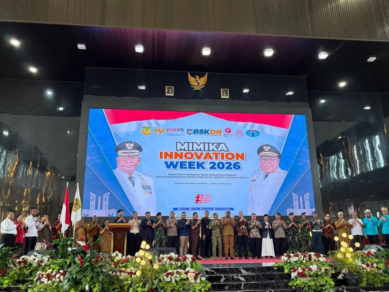 Foto bersama dalam kegiatan Mimika Innovation Week 2026 di Gedung Eme Neme Yauware.