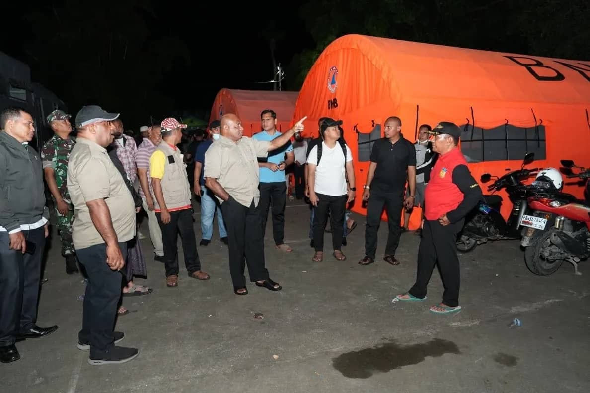 Gubernur Papua Matius D. Fakhiri didampingi Wakil Gubernur Papua Aryoko Rumaropen saat meninjau tenda darurat korban kebakaran di belakang Stadion Mandala, Dok V, Jayapura, Selasa (1/9) dini hari.