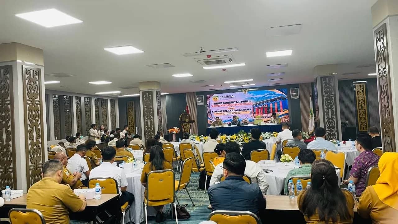 Staf Ahli Bupati Mimika Bidang Kemasyarakatan dan SDM, Fransiskus Bokeyau, S.Pd., saat membacakan sambutan Bupati Mimika Johannes Rettob dalam Seminar Hasil Kajian Akademik Rancangan Peraturan Bupati tentang Keberatan, Pembatalan, dan Penanganan Sanksi Administratif Pajak dan Retribusi Daerah di Aula Bapenda Mimika, Selasa (20/10/2026).