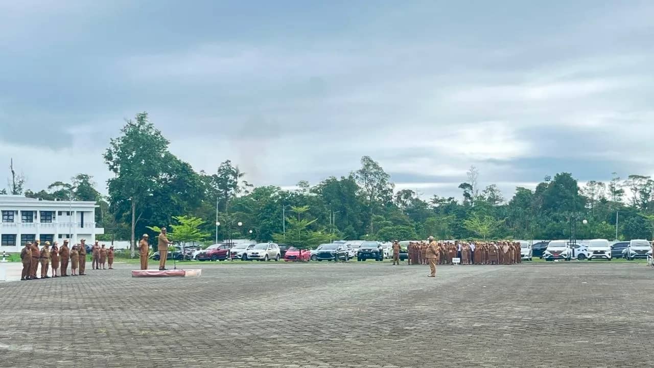 Suasana apel pagi di lingkup Pemda Mimika.