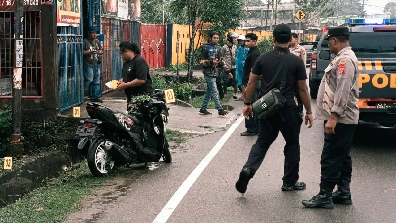 Polisi saat melakukan olah TKP kecelakaan di Jalan Budi Utomo Ujung Timika.