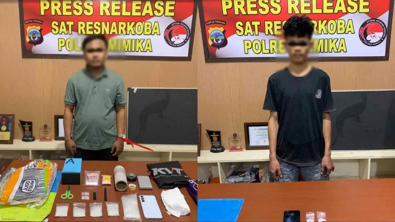 Para tersangka dan barang bukti saat diamankan polisi.