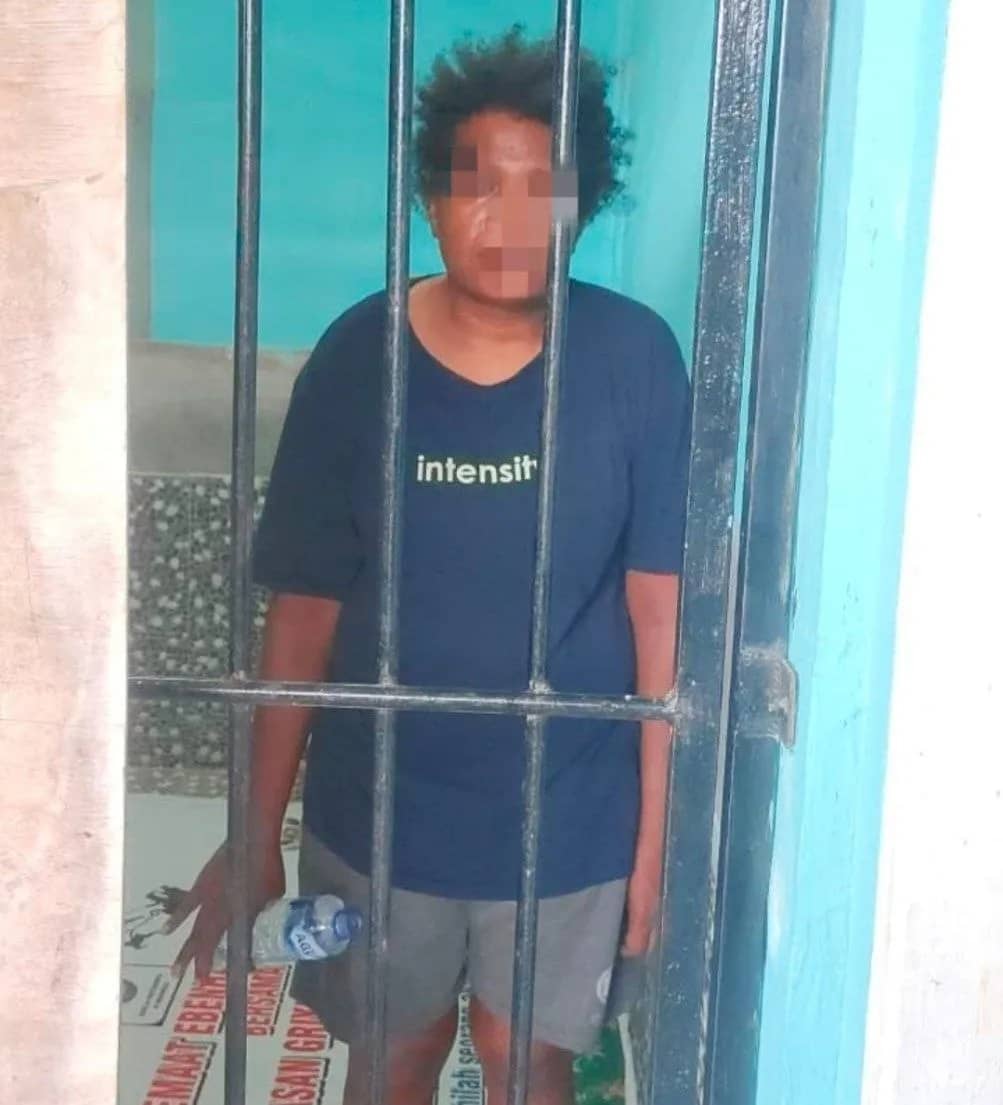 seorang perempuan yang diduga mengalami gangguan kejiwaan (ODGJ)