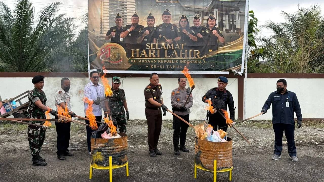 Kejaksaan Negeri Mimika saat melaksanakan pemusnahan barang bukti dari 19 perkara tindak pidana umum yang telah berkekuatan hukum tetap, Senin (7/9/2026).