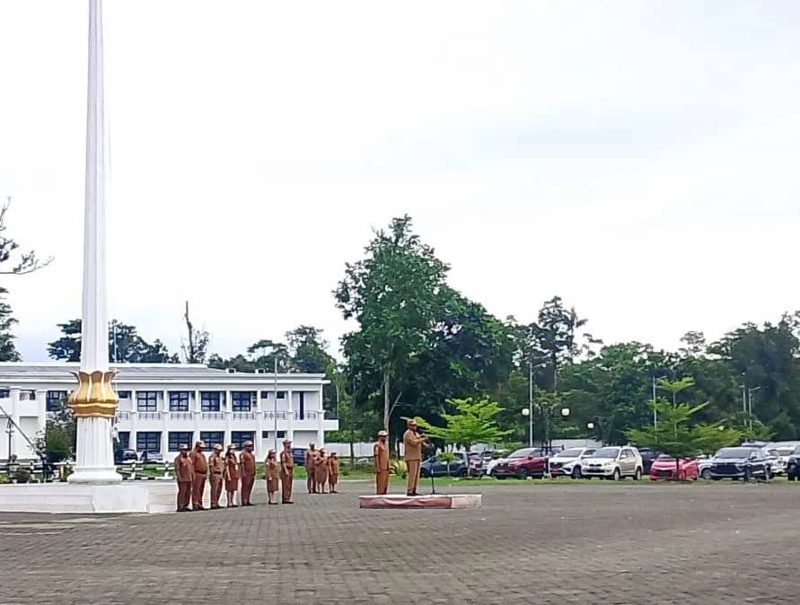 apel pagi di Lapangan Kantor Pusat Pemerintahan (Puspem) Kabupaten Mimika, Senin (6/7).
