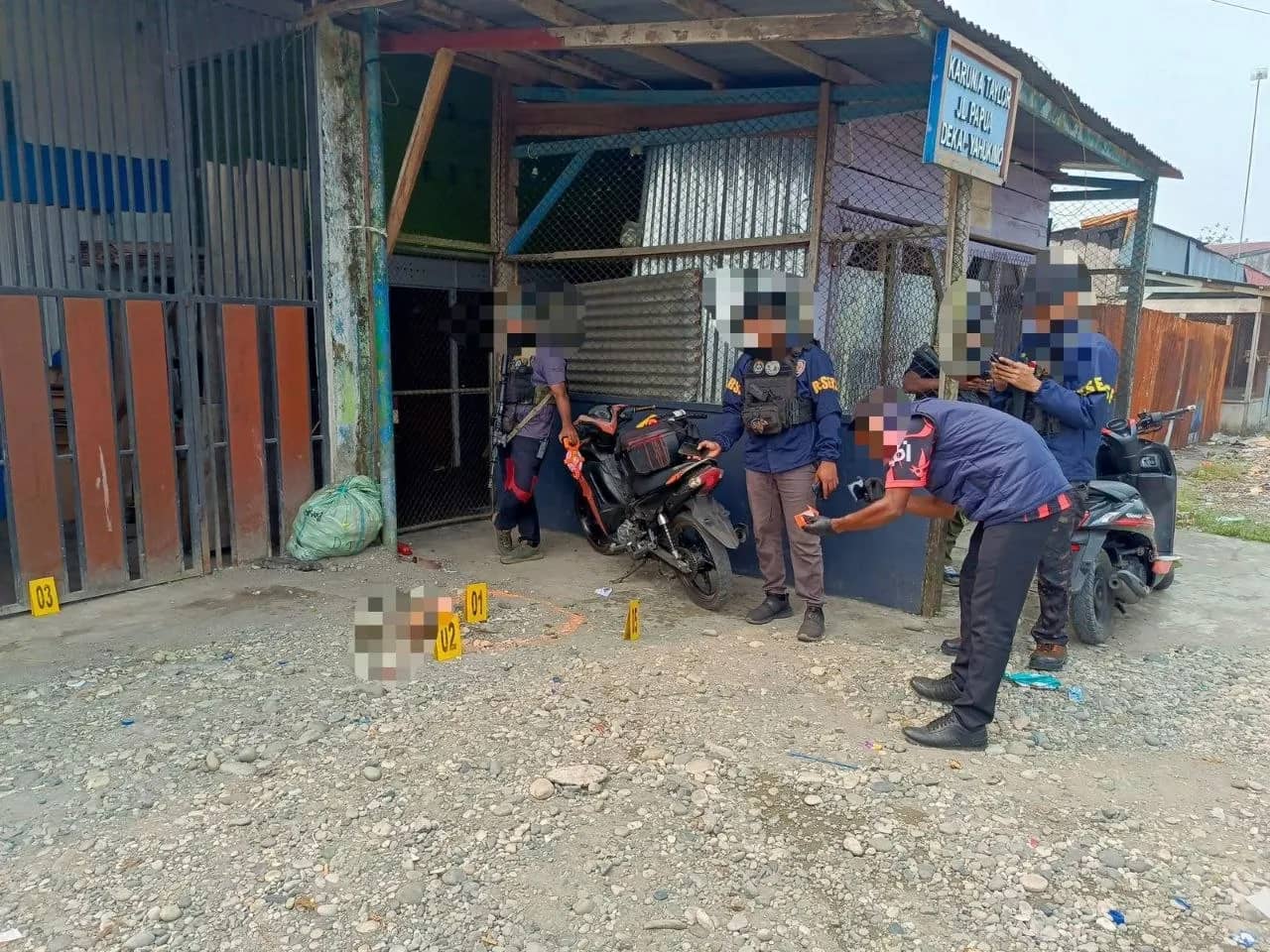 Polisi saat melakukan olah tempat kejadian perkara (TKP) di Yahukimo.