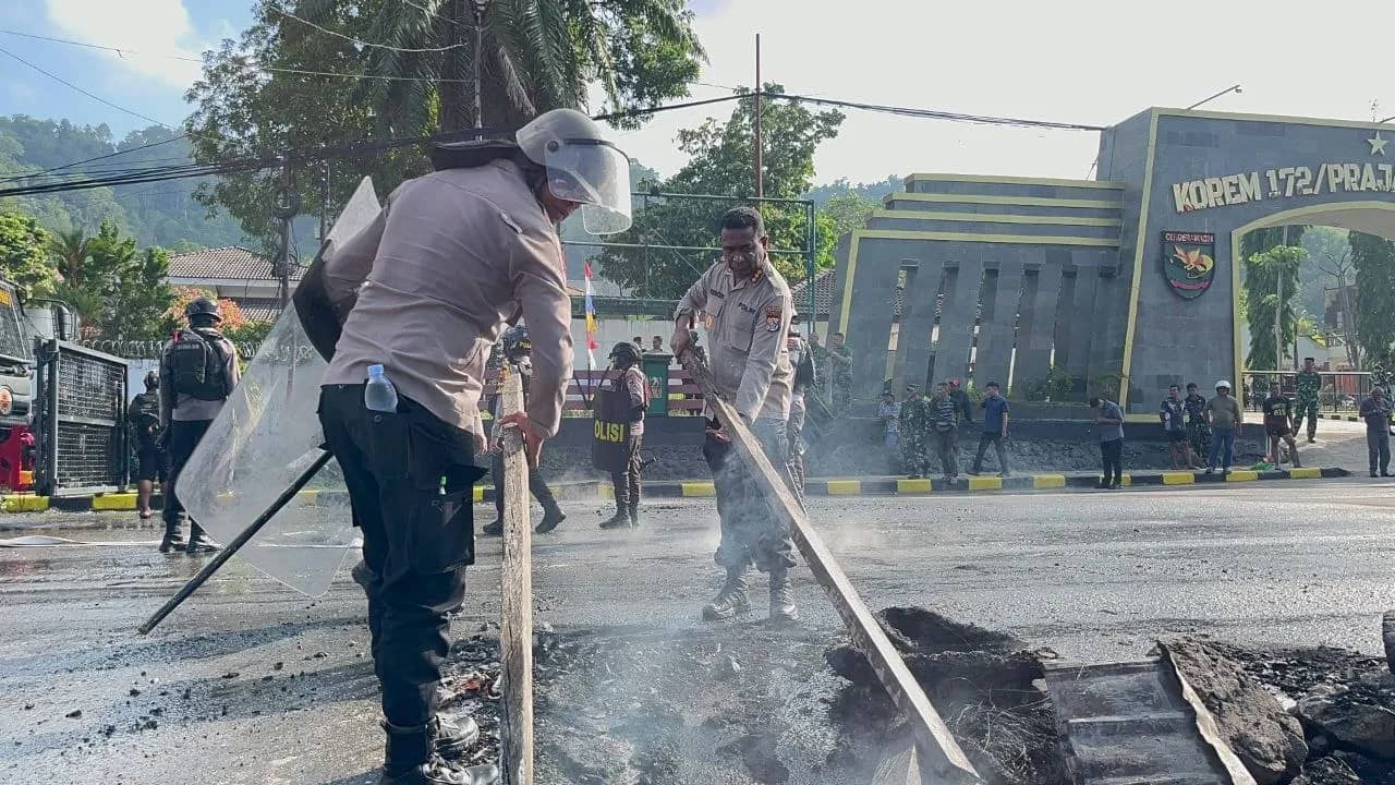 Aparat keamanan saat melakukan pengendalian massa di lingkungan Kampus USTJ, Jayapura, Rabu (30/9/2026).