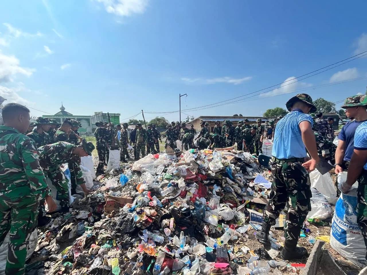 Ilustrasi berita JAYAPURA: HUT TNI ke-81, 150 Personel Tiga Matra Bersihkan Tumpukan Sampah di Pasar Lama Sentani