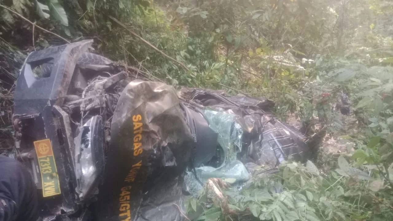 Mobil yang diduga mengalami kecelakaan tunggal di Jalan Trans Wamena–Jayapura, tepatnya di Kampung Obakma, Kabupaten Yalimo, Papua Pegunungan, Minggu (18/10).